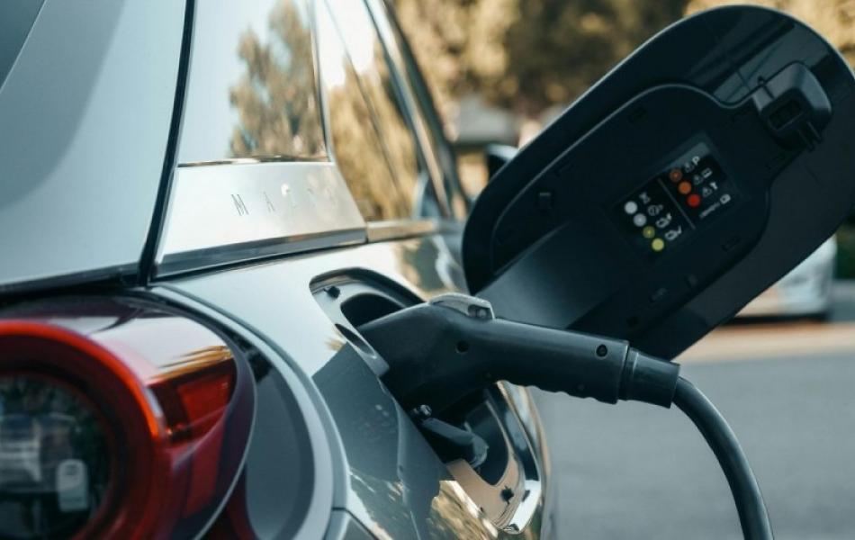Ricarica la tua auto elettrica | Charge your electric car
